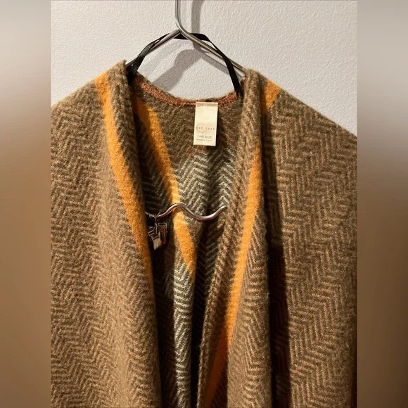 C Est. 1946 OS One Size Plaid Poncho Frayed hem Melon / Harvest Colors - Picture 5 of 6